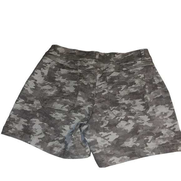SPANX 6-inch Stretch Twill Shorts Stone Washed Green Camo Sz Large - Picture 4 of 9